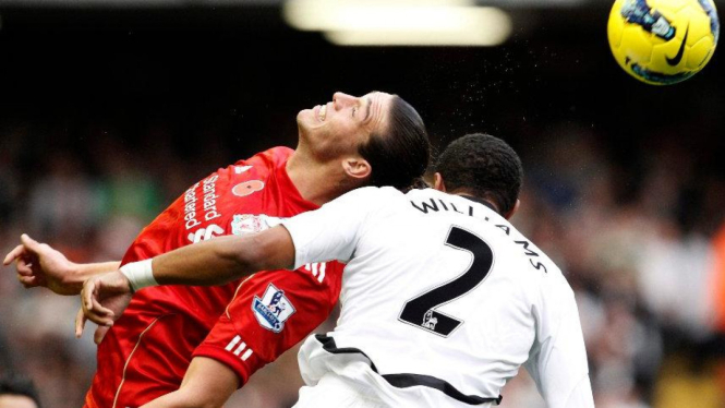 Striker Liverpool, Andy Carroll (kiri), saat melawan Swansea City