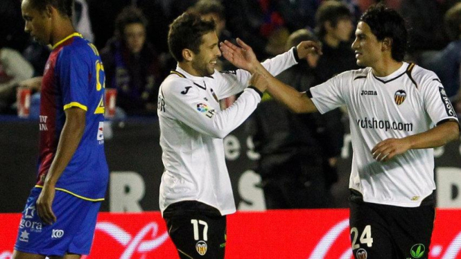 Alberto Costa (kanan) merayakan gol Valencia bersama Juan Albin (tengah)