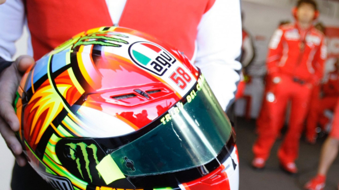 Helm yang digunakan Valentino Rossi di MotoGP Valencia