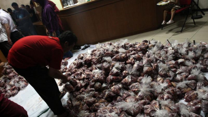 Persiapan pembagian daging kurban Idul Adha beberapa waktu silam.