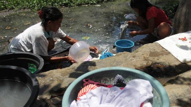 Pakaian di sungai hitam yang dicuci