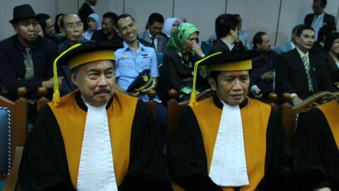 Hakim Agung Gayus Lumbuun (kiri) 