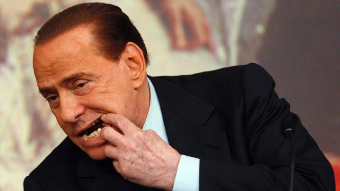 tingkah konyol Berlusconi tertangkap kamera
