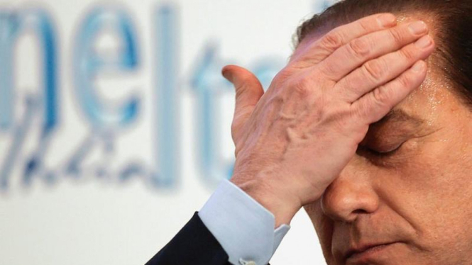 tingkah konyol Berlusconi tertangkap kamera