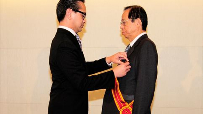 Menlu RI berikan penghargaan kepada mantan PM Jepang