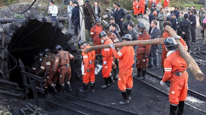 Upaya evakuasi korban pada tambang yang meledak di China