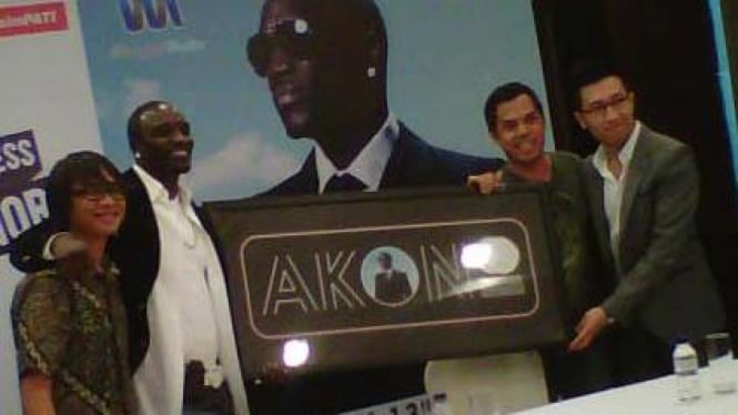 Akon saat menerima Double Platinum