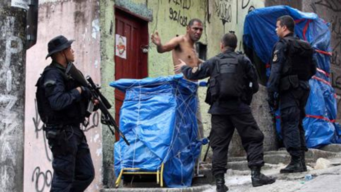 Polisi di Brasil saat menggelar razia di Kota Rio de Janeiro beberapa waktu lalu. 