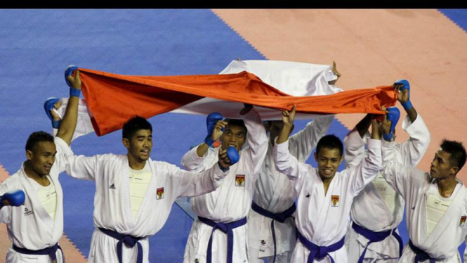 Tim Nasional Karateka Indonesia Putra Sumbang Emas