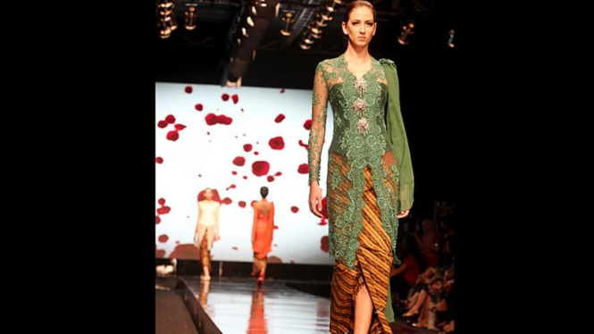 Yasra Kebaya di Jakarta Fashion Week 2012