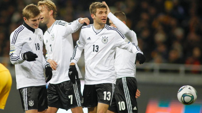Pemain Jerman merayakan gol Thomas Muller (13)