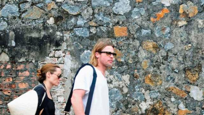 Brad Pitt dan Angelina Jolie di Vietnam - Reuters