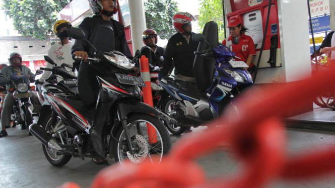 Para pemotor antre isi bensin di suatu SPBU di Jakarta.