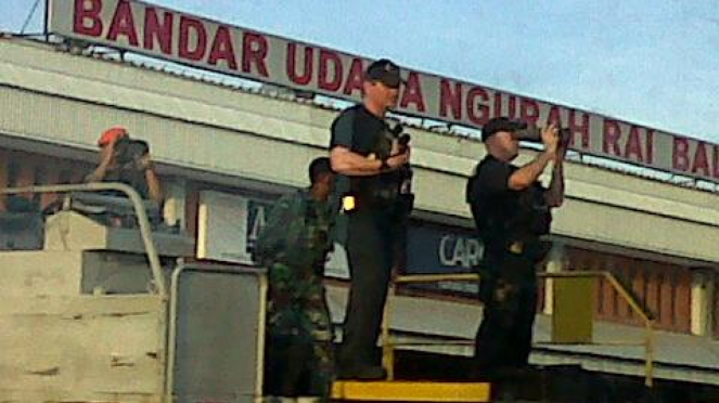 Sniper menyambut Barack Obama datang di Bandara Ngurah Rai, Bali