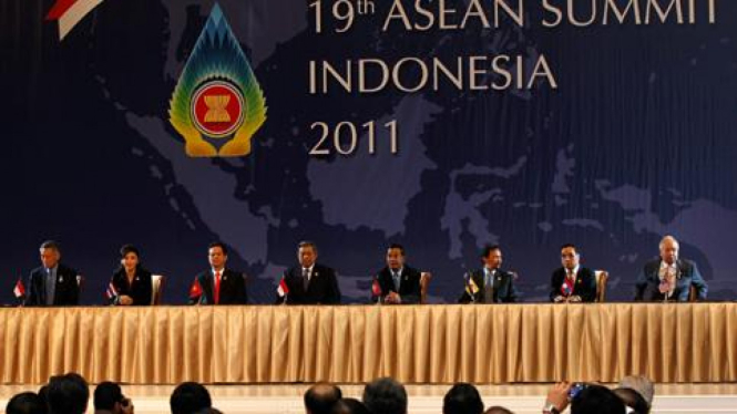 Para pemimpin ASEAN di KTT ASEAN ke-19 di Bali