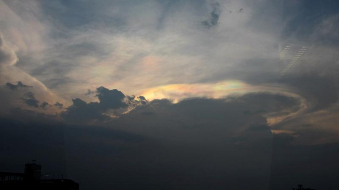 Cahaya Aneh di Langit Jakarta