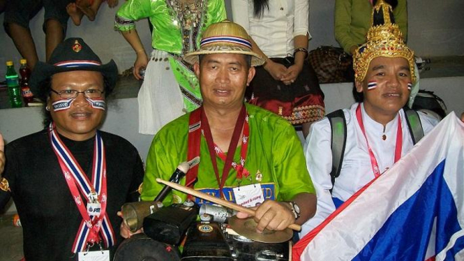 Tiga suporter nyentrik asal Thailand