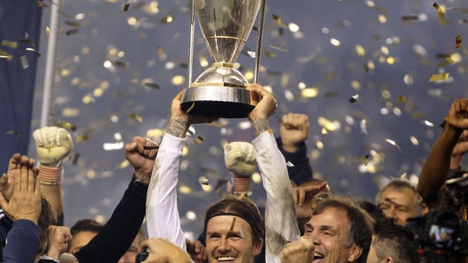 Beckham mengangkat trofi MLS Cup