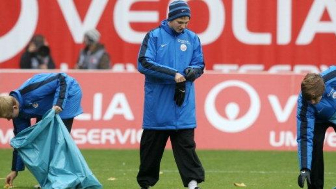 Hujan pisang oleh fans Hansa Rostock