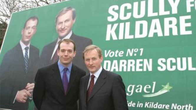 Darren Scully (kiri) bersama rekan sesama politisi