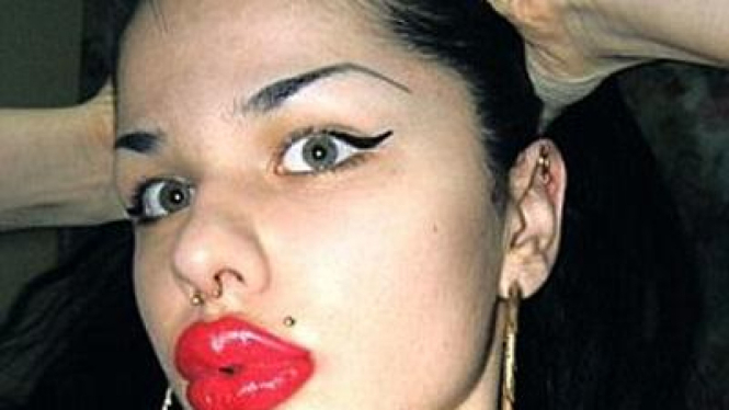 Kristina, pemilik bibir terbesar di dunia