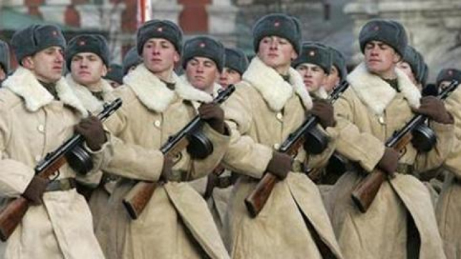 Tentara Rusia berparade di Lapangan Merah, Moskow