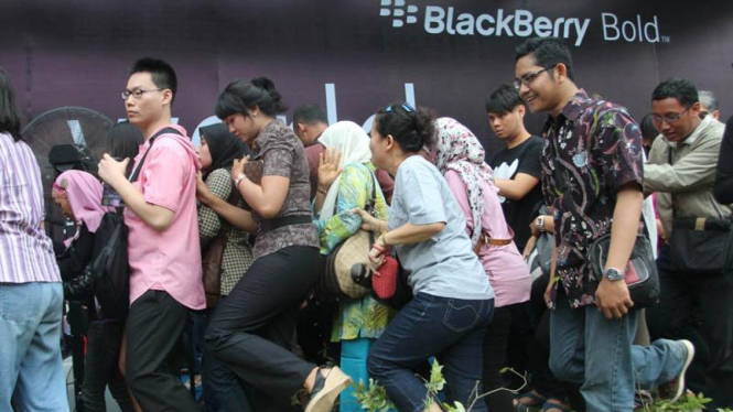 Antrean BlackBerry di Pacific Place, Jakarta, 25 November 2011.