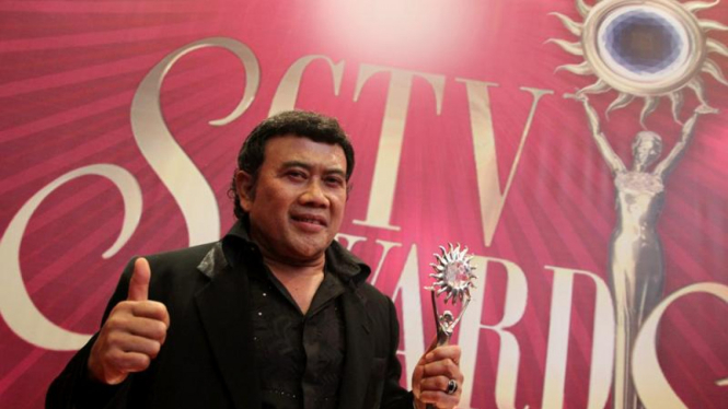 Rhoma Irama Raih Penghargaan SCTV Awards 2011