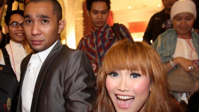 Ayu Ting Ting & Hendrie B. Hendarso (Enji)  di  SCTV Awards 2011