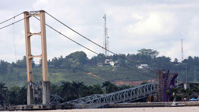 Jembatan Kutai Kartanegara runtuh