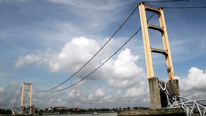 Jembatan Kutai Kartanegara runtuh