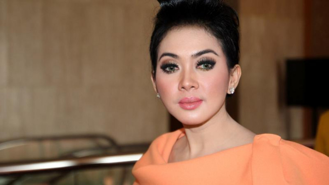 Syahrini Berdandan ala Victoria Beckham di Ritz Carlton Hotel