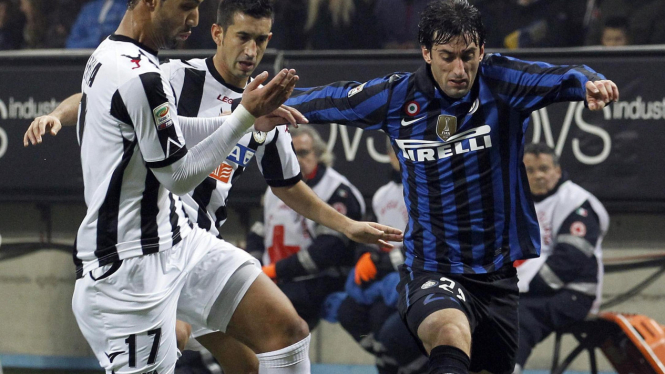 Diego Milito (biru-hitam) saat menghadapi Udinese