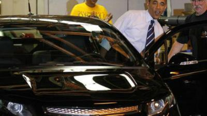 Barack Obama mencoba mobil Chevrolet