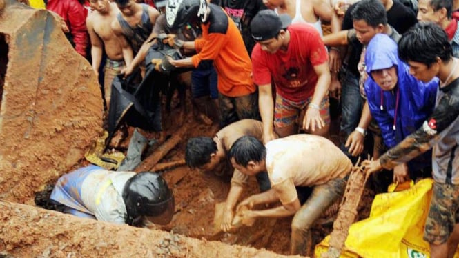 Evakuasi Korban Tembok Roboh di Makasar