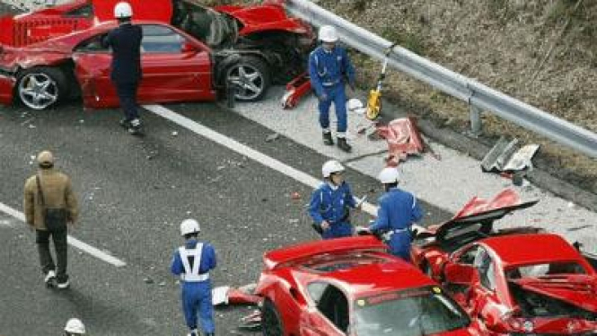 Kecelakaan beruntun 14 mobil mewah di Jepang