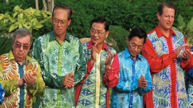 Sejumlah pejabat asing mengenakan batik khas Malaysia