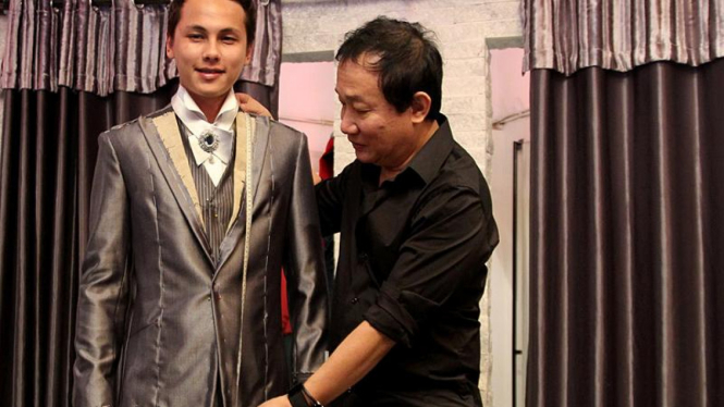 Fitting Baju Pernikahan Andhika Pratama dan Ussy Sulistiawaty