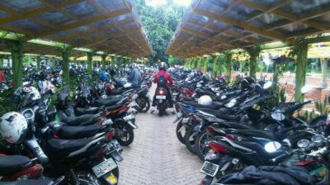 Area parkir motor.