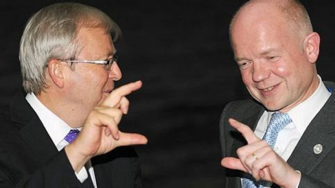 Menlu Australia Kevin Rudd dan Menlu Inggris William Hague
