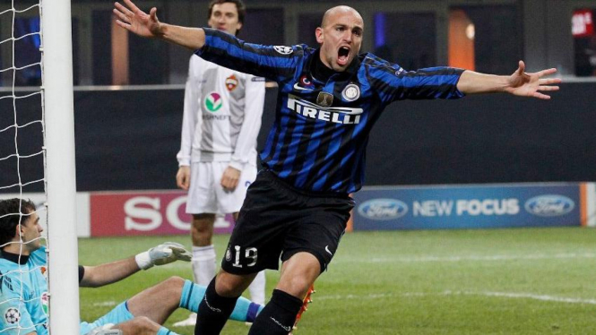 Esteban Cambiasso merayakan gol ke gawang CSKA Moskow