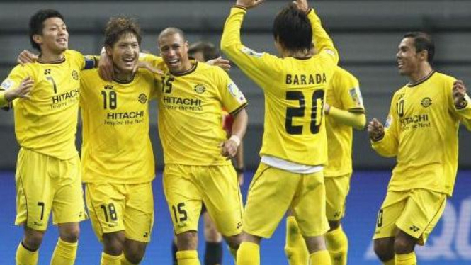 Pemain Kashiwa Reysol merayakan gol Junya Tanaka