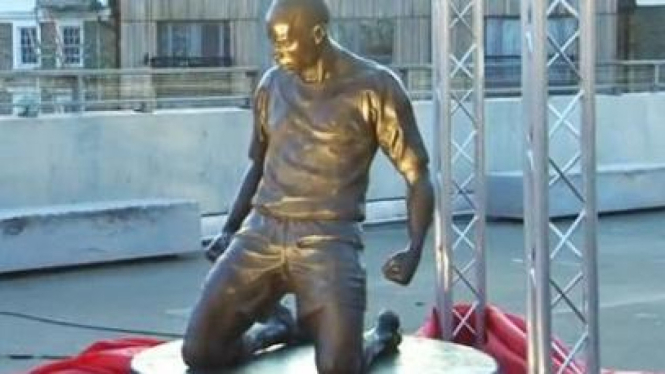 Patung Thierry Henry di Emirates Stadium