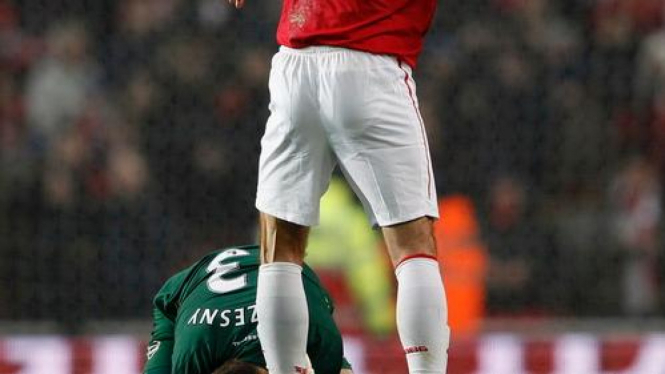 Wojciech Szczesny mencium kaki Robin van Persie