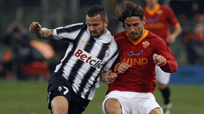 Simone Pepe (kiri) berduel dengan Osvaldo dalam duel Roma vs Juventus