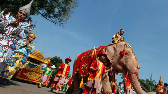 Parade Gajah Putih Myanmar