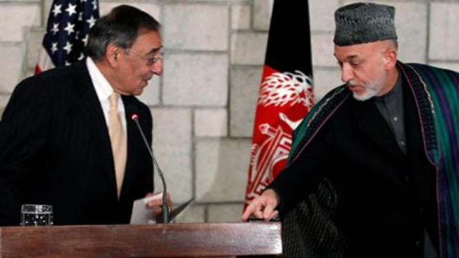 Menhan AS Leon Panetta (ki) dan Presiden Afganistan Hamid Karzai (ka)