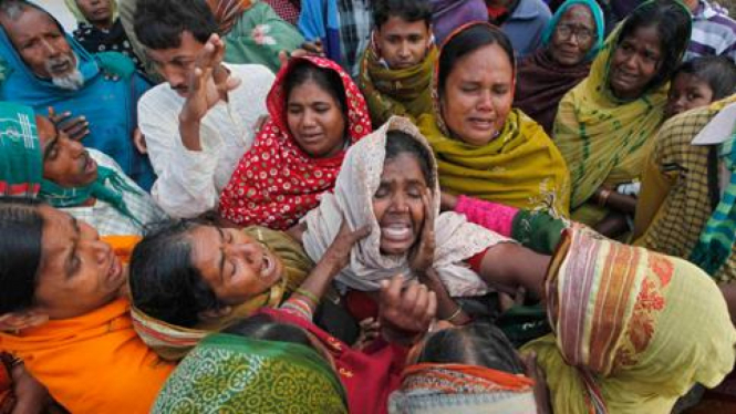 Keluarga salah satu korban tewas akibat miras oplosan di India