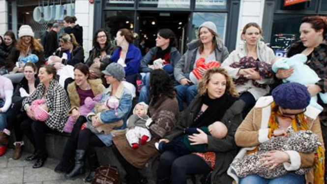 Aksi menyusui ibu-ibu di Brighton, Inggris