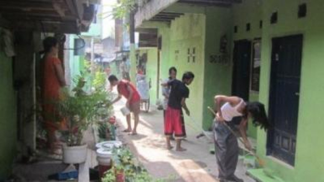 Warga sedang mengecat rumah